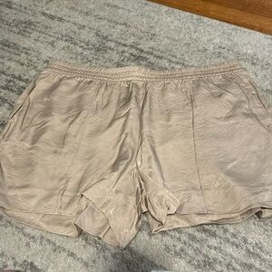 Light kaki color shorts with pockets in front and back